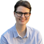 Frau mit Brille lächelt in die Kamera