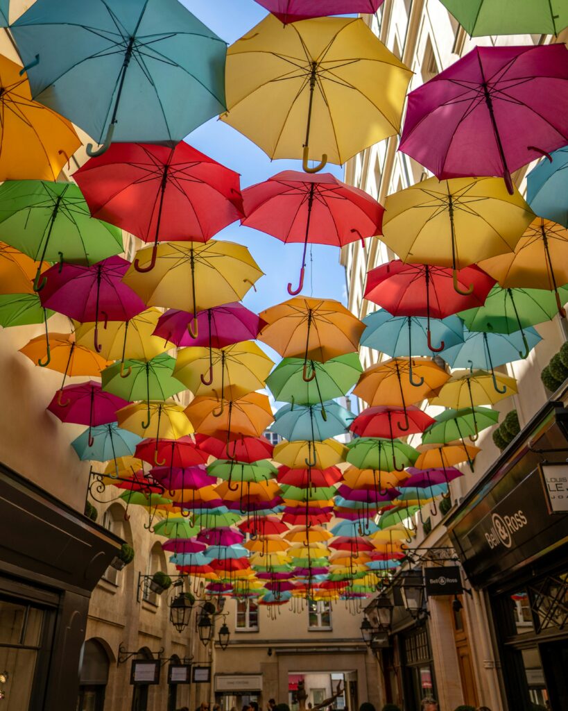 Bunte Regenschirme über einer Straße