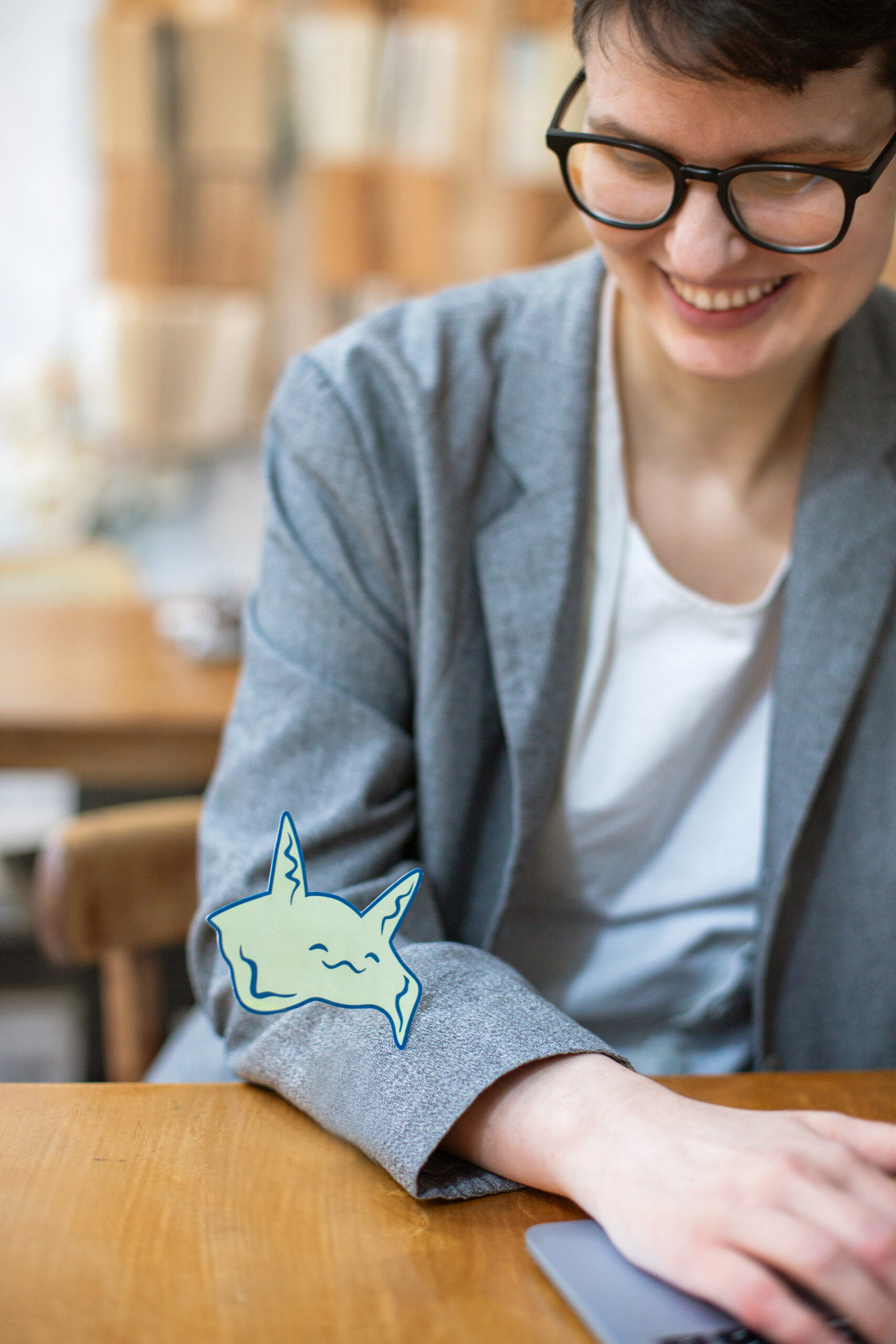 Nemmi schwebt an Olivias Arm vorbei während sie runter auf Nemmi schaut