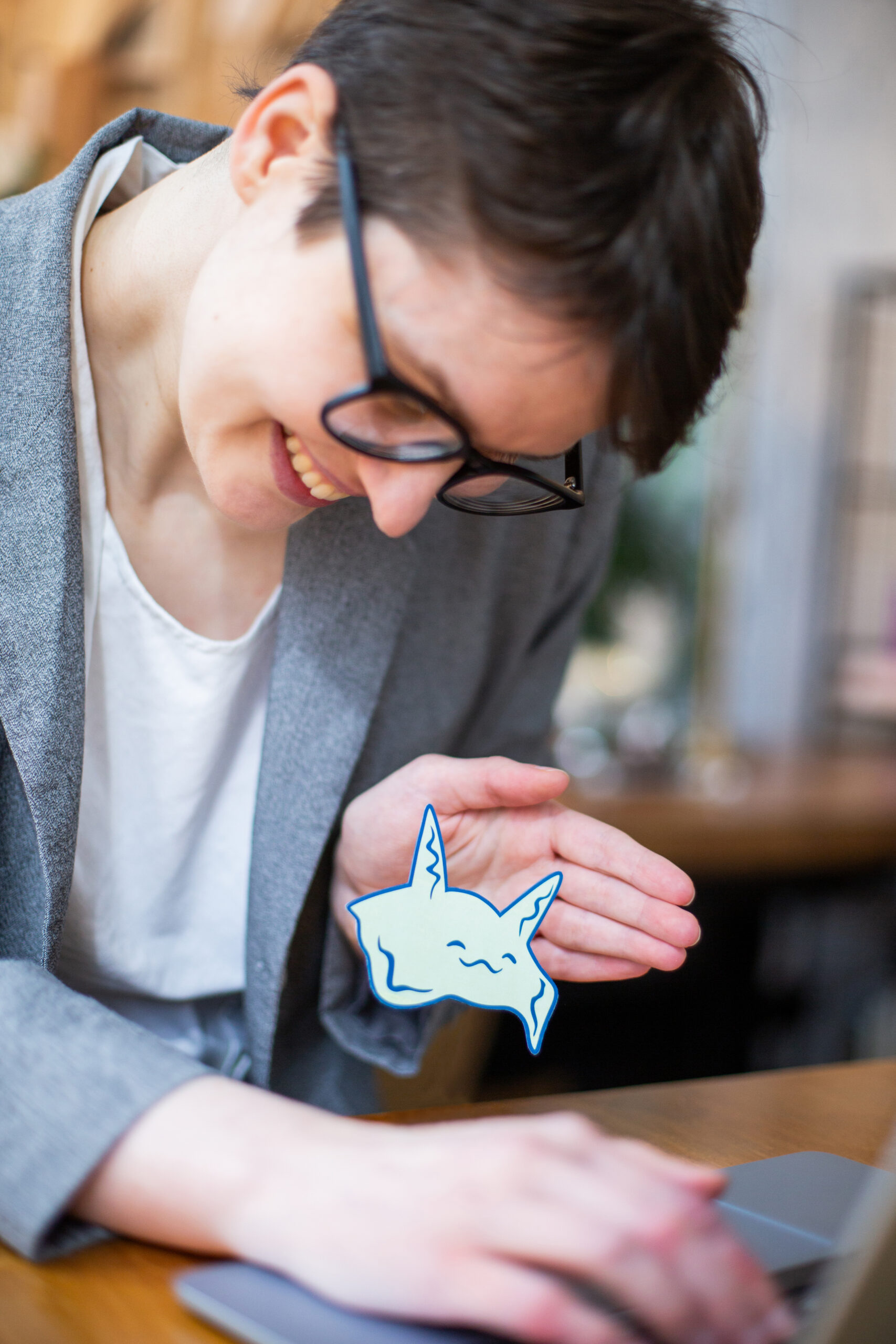 Olivia hält ihre Hand vor die schwebende Nemmi