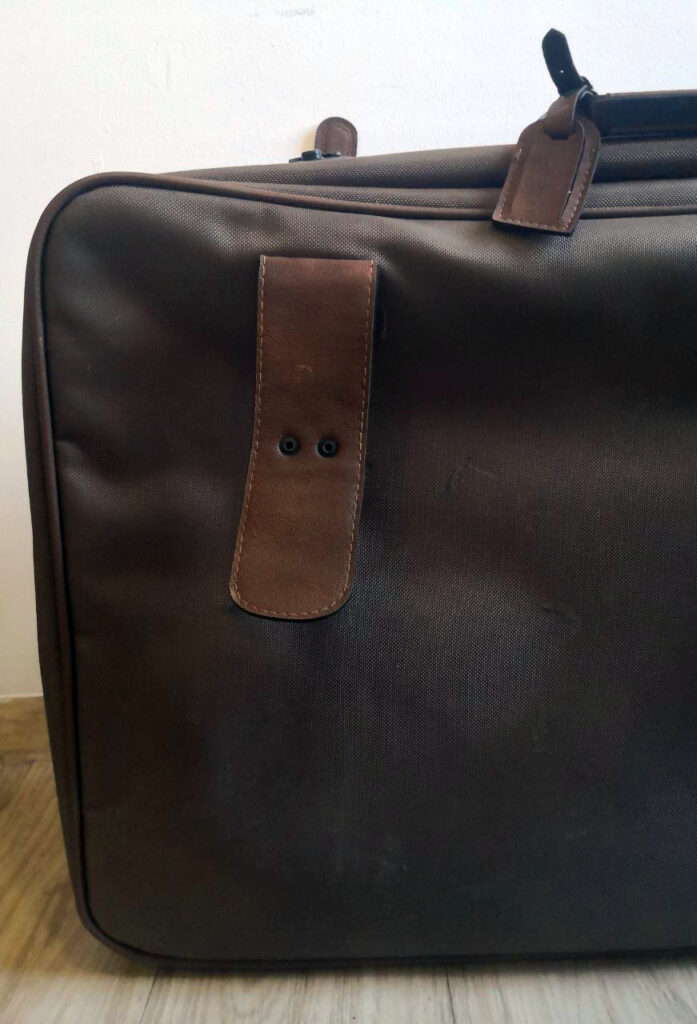 Großer, alter, brauner Koffer mit Lederriemen